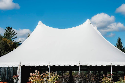 4 Gründe, warum das Mieten von Zelten die budgetfreundliche Lösung für überteuerte Veranstaltungsorte ist Zelten die budgetfreundliche